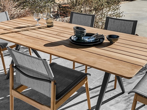 outdoor dining table