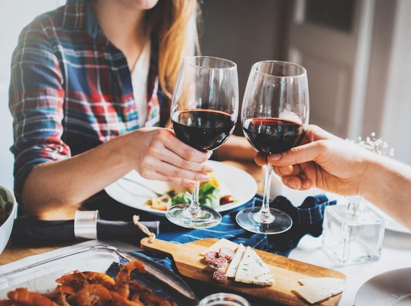 couple drinking wine