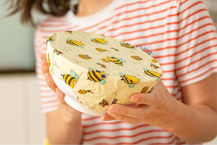 Wrapping a bowl with beeswax wrap