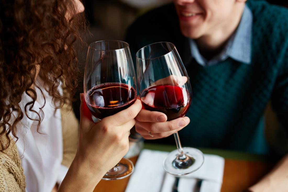 couple-drinking-red-wine