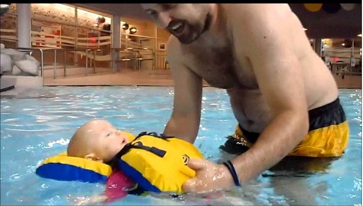 infant-life-jacket-at-pool 