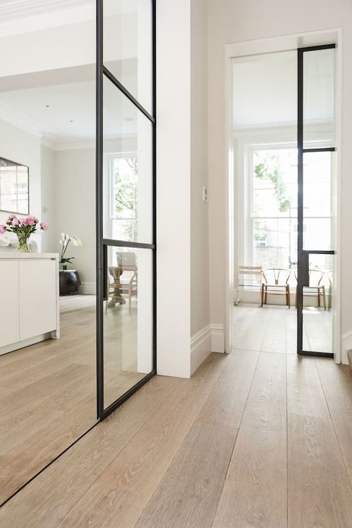 vinyl plank flooring i hallway