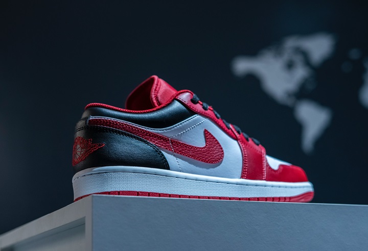 air jordan 1 sneaker palced o na desk